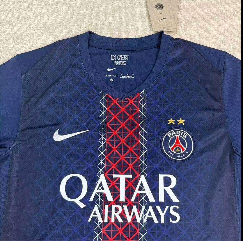 Maillot domicile Nike du PSG 2025/26, édition commémorative à deux étoiles